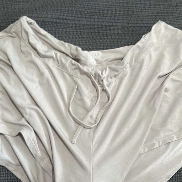 Skims || NWT || Sleep Shorts in Stone - Picture 6 of 8